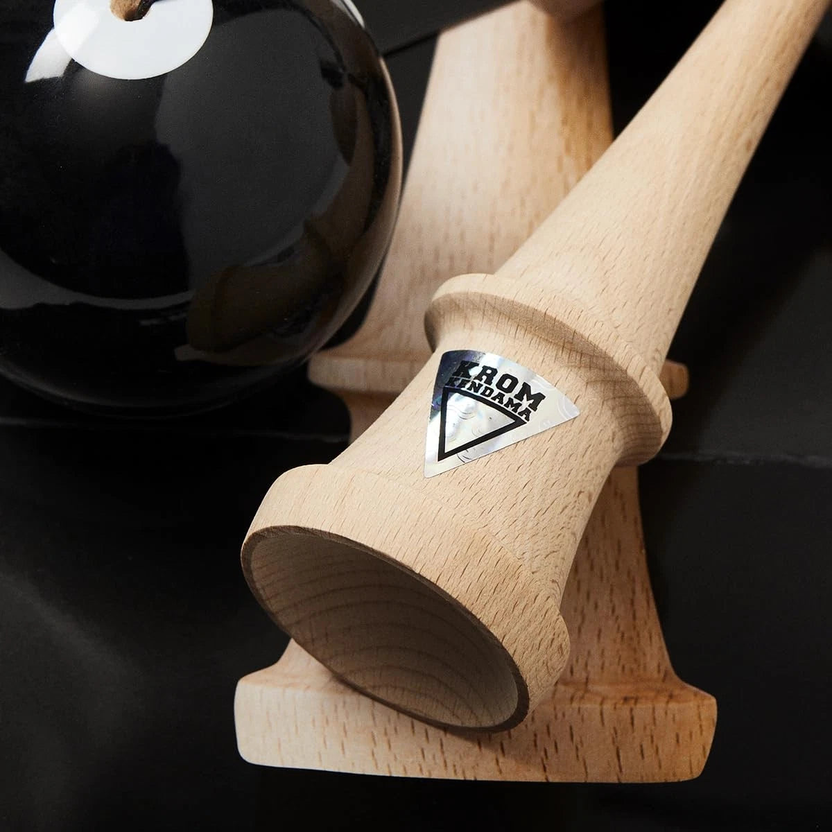 Kendama Tip KROM Pop Chrome Pop LOL Clear, Negru