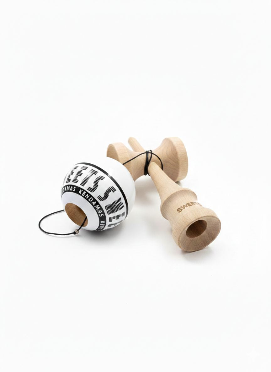 Kendama Starter Sweets, formă nouă Amped, rulment si ata de rezerva ALB